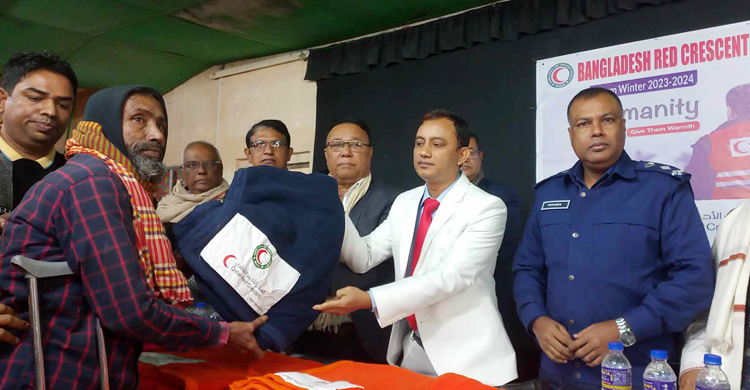 ব্রাহ্মণবাড়িয়ায় ৮০০ শীতার্ত পেল রেডক্রিসেন্টের কম্বল