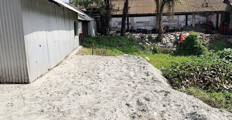 খাস পুকুর ভরাট করে দোকান ভাড়া দিলেন স্বেচ্ছাসেবক লীগ নেতা