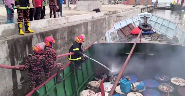 কীর্তনখোলায় জ্বালানি তেলের ট্রলারে বিস্ফোরণ: নিখোঁজ ২
