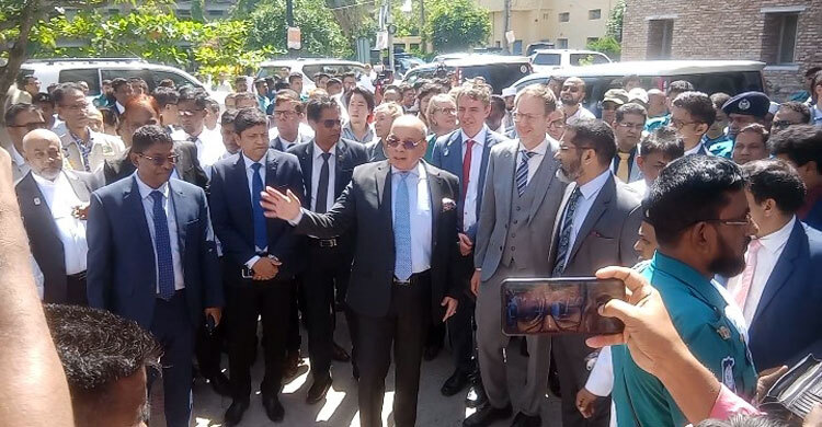 বরিশাল জেলা ও দায়রা জজ আদালত পরিদর্শনে প্রধান বিচারপতি