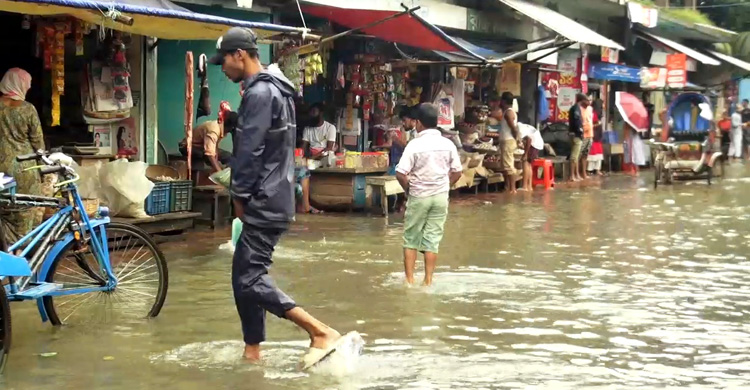 টানা বৃষ্টিতে হাঁটুপানিতে বরিশাল নগরীর বিভিন্ন সড়ক