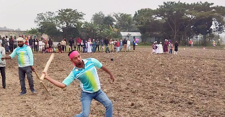 ঐতিহ্যের ‘গুঁটিদাড়া’ খেলা দেখতে ভিড়