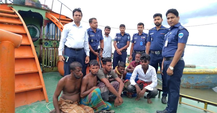 তিতাস থেকে অবৈধ বালু তোলায় ৭ জনের জেল