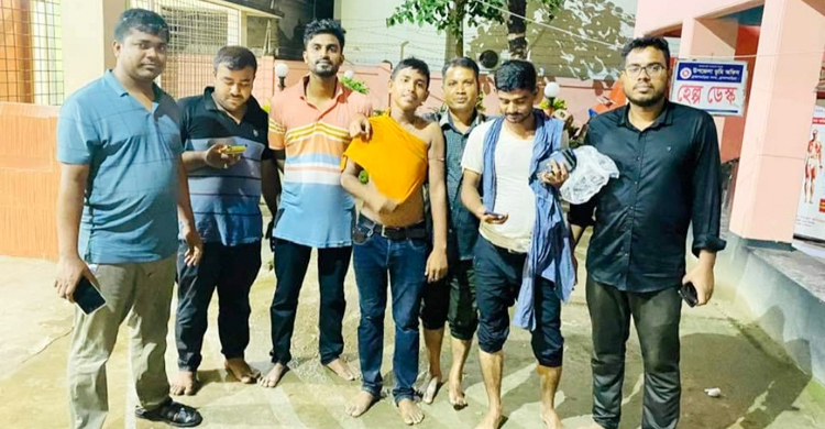 মাঝ নদীতে ভেঙে গেলো নৌকা, সাঁতরে রক্ষা ইউএনও-এসিল্যান্ড-ওসির