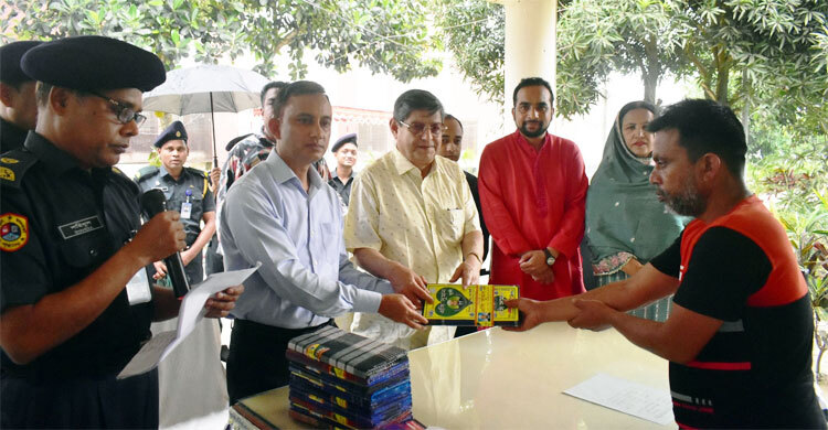 জেলখানায় ২৫০ বন্দিকে ঈদ উপহার দিলেন গণপূর্তমন্ত্রী