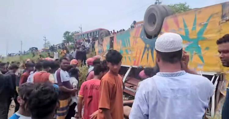 ব্রাহ্মণবাড়িয়ায় নিয়ন্ত্রণ হারিয়ে বাস খাদে, নিহত ৩