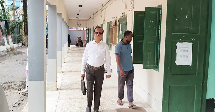 দৃষ্টিহীনতাকে জয় করে শিক্ষার আলো ছড়িয়ে যাচ্ছেন সোহেল