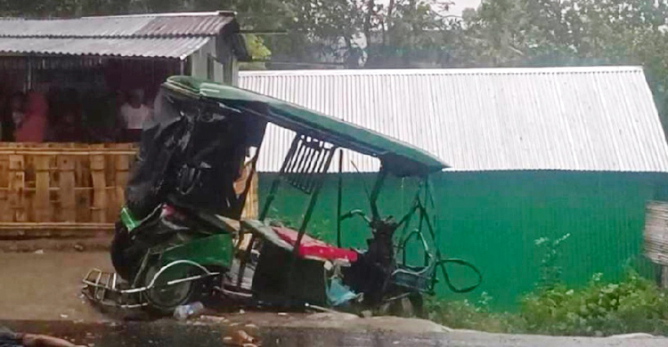 দাঁড়িয়ে থাকা অটোরিকশায় বাসের ধাক্কা, নিহত ১