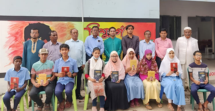 লাইব্রেরিতে এসে বই পড়ে পুরস্কার পেলেন শিক্ষার্থীরা