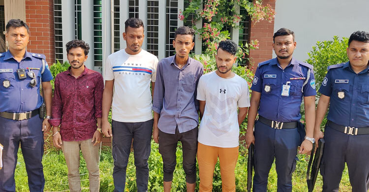 গোপন কক্ষে মোবাইলে ব্যালটের ছবি তুলে চার যুবক জেলে