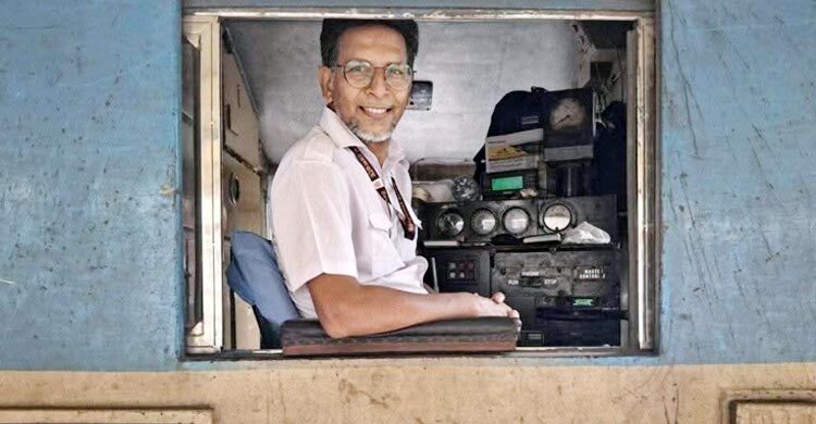 ক্রসিংয়ে আটকে গেলো অটোরিকশা, ট্রেন থামিয়ে ৫ প্রাণ বাঁচালেন চালক