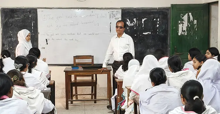 দৃষ্টিহীনতাকে জয় করে শিক্ষার আলো ছড়িয়ে যাচ্ছেন সোহেল