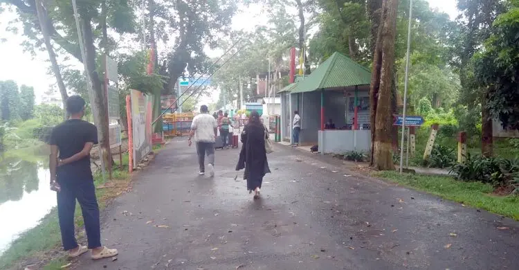 দুই বছর পর ভ্রমণ ভিসায় আখাউড়া হয়ে ভারতে গেলেন প্রথম বাংলাদেশি