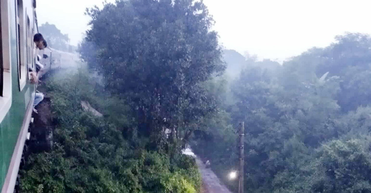 দুর্বল ইঞ্জিন, সেতুতে উঠতে পারলো না উপকূল এক্সপ্রেস