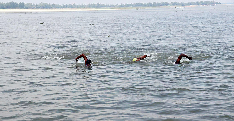 ব্রহ্মপুত্রে ব্যতিক্রমী সাঁতার প্রতিযোগিতা