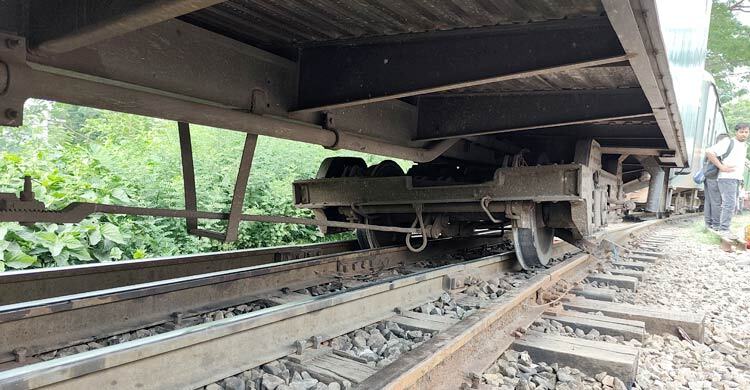সাড়ে চার ঘণ্টা পর ব্রাহ্মণবাড়িয়ায় ট্রেনের লাইনচ্যুত বগি উদ্ধার
