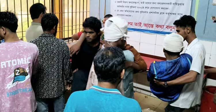 হেলে পড়া গাছে ধাক্কা লেগে ট্রেনের ছাদে থাকা আট যাত্রী আহত