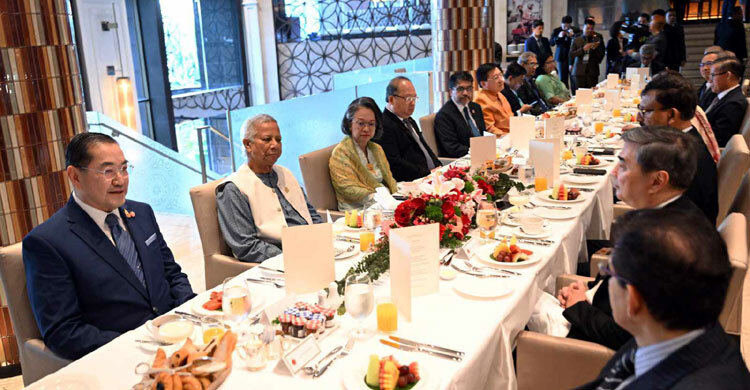 থাইল্যান্ডের বিশিষ্ট ব্যক্তিদের সঙ্গে সকালের নাশতায় ড. ইউনূস