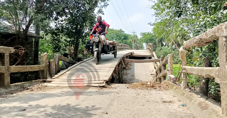 সেতুর একাংশ খালে, তক্তায় পারাপার