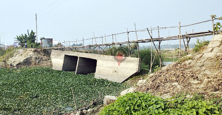 সেতুর ওপর বাঁশের সাঁকো