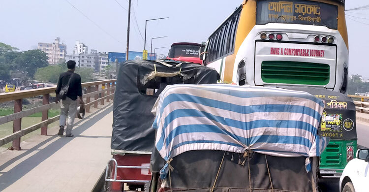 ব্রিজ পার হতেই লেগে যায় তিন ঘণ্টা!