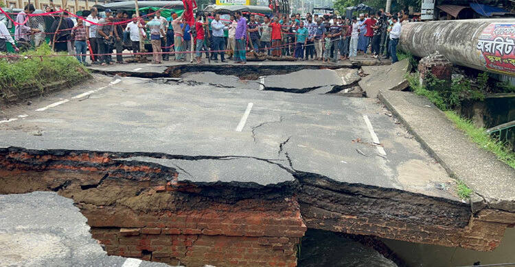 চট্টগ্রামে সেতু ভাঙায় যানজট, দুর্ভোগে জনসাধারণ