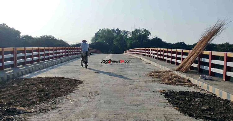 আধা কিলোমিটার সড়কের অভাবে কাজে আসছে না ৯ কোটির সেতু