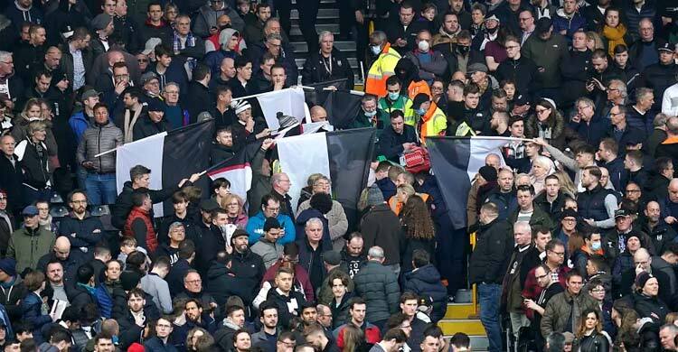 ইংলিশ প্রিমিয়ার লিগের ম্যাচ চলাকালে মারা গেলেন দর্শক