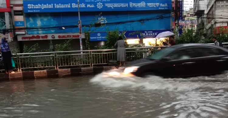 অঝোরে বৃষ্টি, ভোগান্তিতে কর্মজীবী মানুষ