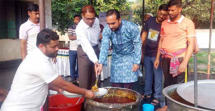 বঙ্গবন্ধুর জন্মদিনে ১১০০ কারাবন্দিকে খাবার দিলেন গণপূর্ত মন্ত্রী
