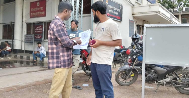 মিরপুর বিআরটিএ কার্যালয়: ভোগান্তি এড়াতে দালাল ধরেন গ্রাহকরা