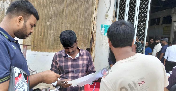 মিরপুর বিআরটিএ কার্যালয়: ভোগান্তি এড়াতে দালাল ধরেন গ্রাহকরা