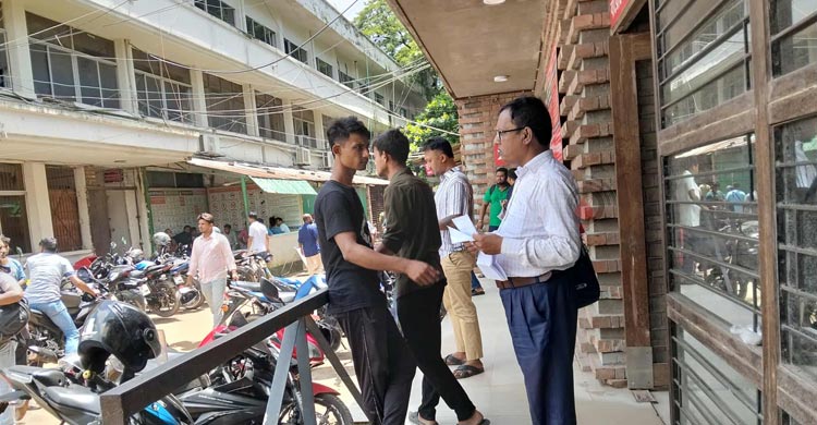 মিরপুর বিআরটিএ কার্যালয়: ভোগান্তি এড়াতে দালাল ধরেন গ্রাহকরা