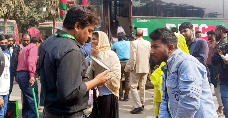 ট্রেনের যাত্রী নিয়ে কমলাপুর-বিমানবন্দর থেকে বিআরটিসির বাস ছাড়ছে