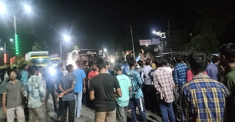 টানা ৮ ঘণ্টার বিদ্যুৎ বিভ্রাট, শিক্ষার্থীদের রাস্তা অবরোধ