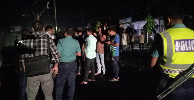 টানা ৮ ঘণ্টার বিদ্যুৎ বিভ্রাট, শিক্ষার্থীদের রাস্তা অবরোধ