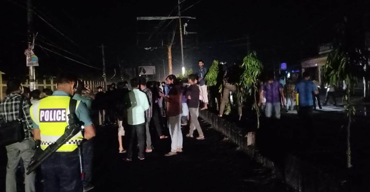 টানা ৮ ঘণ্টার বিদ্যুৎ বিভ্রাট, শিক্ষার্থীদের রাস্তা অবরোধ