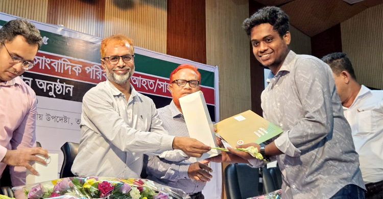 সাহসী সাংবাদিকের সম্মাননা পেলেন বেরোবিসাসের ৫ সদস্য