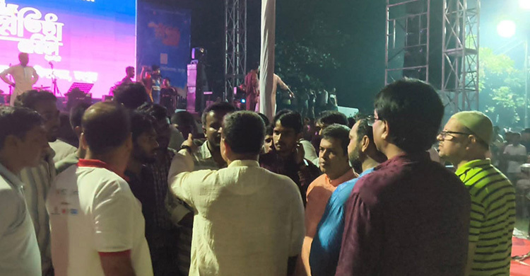 মঞ্চে ছাত্রলীগ নেতা, দর্শকসারিতে বেরোবি উপাচার্য