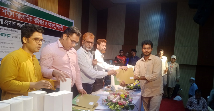 সাহসী সাংবাদিকের সম্মাননা পেলেন বেরোবিসাসের ৫ সদস্য 