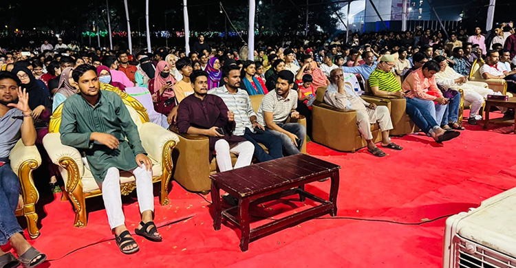 মঞ্চে ছাত্রলীগ নেতা, দর্শকসারিতে বেরোবি উপাচার্য