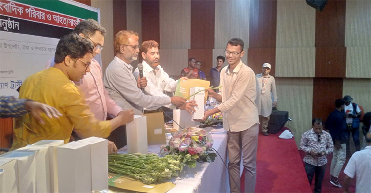 সাহসী সাংবাদিকের সম্মাননা পেলেন বেরোবিসাসের ৫ সদস্য 