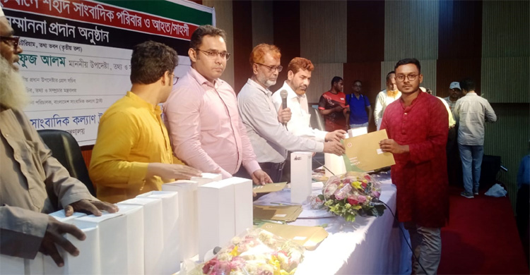 সাহসী সাংবাদিকের সম্মাননা পেলেন বেরোবিসাসের ৫ সদস্য 