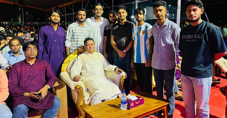 মঞ্চে ছাত্রলীগ নেতা, দর্শকসারিতে বেরোবি উপাচার্য