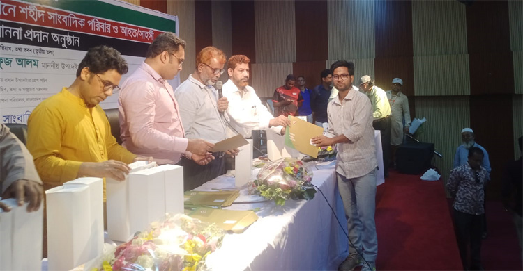 সাহসী সাংবাদিকের সম্মাননা পেলেন বেরোবিসাসের ৫ সদস্য 