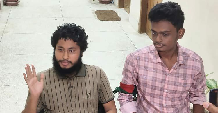 উপাচার্যের আশ্বাসে অনশন ভাঙলেন দুই শিক্ষার্থী, অন্যরা অনড়