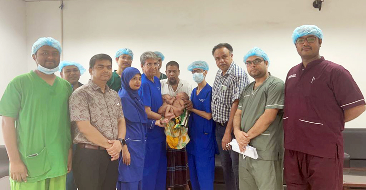 আলাদা হয়ে বাড়ি ফিরলো জোড়া লাগা শিশু আবু বকর-ওমর ফারুক