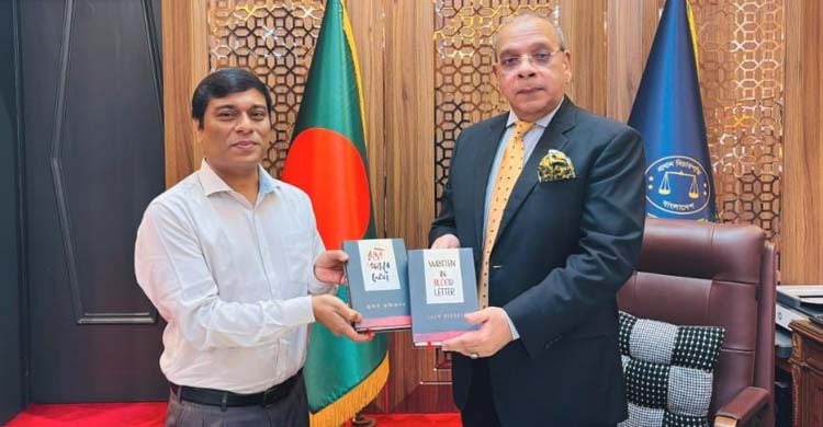 প্রধান বিচারপতিকে বাসসের প্রকাশনা উপহার