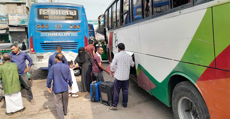 ঢাকায় ফিরতে শুরু করেছে ঈদে গ্রামে যাওয়া মানুষ