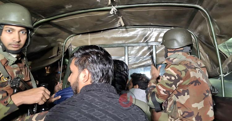 বিটিআরসি ভবনে মোবাইল ফোন ব্যবসায়ীদের ভাঙচুর, আটক ৫